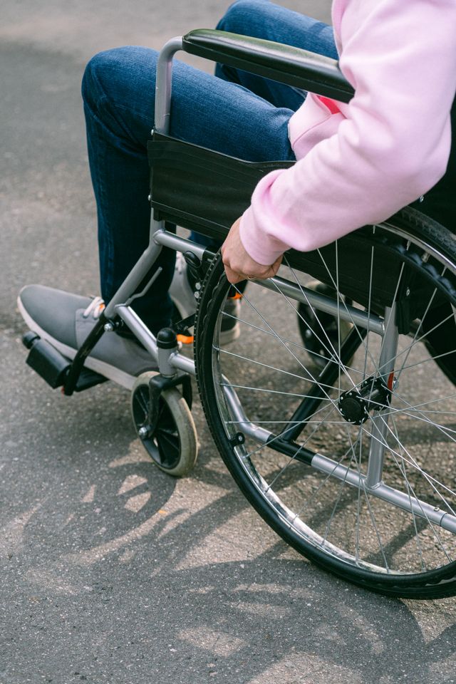 personne en fauteuil roulant